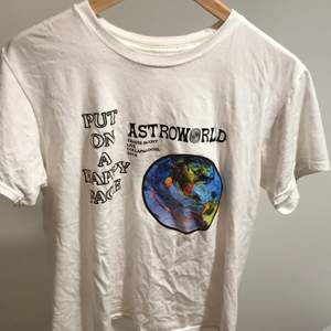 Säljer denna t shirt med Travis Scott Astroworld motiv! Inga skador! Tvättar och stryker den när den är köpt 👍 Nuvarande bud på 180kr+ frakt