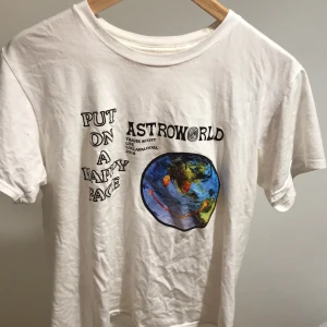 T shirt  - Säljer denna t shirt med Travis Scott Astroworld motiv! Inga skador! Tvättar och stryker den när den är köpt 👍 Nuvarande bud på 180kr+ frakt