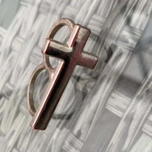 Ring - En dubblering med kors på, örhängen till men kan köpas separat. 40kr för båda! Jag vet inte riktigt vilken storlek ringen har men den är rätt liten