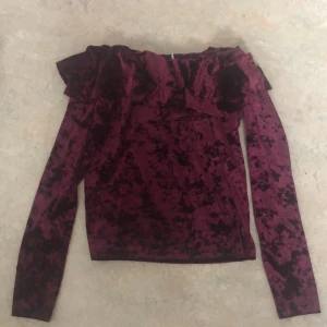 Volangtröja - Vinröd volangtröja i sammet