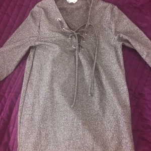 Tröja - Silvrig tröja från Cubus i XS.