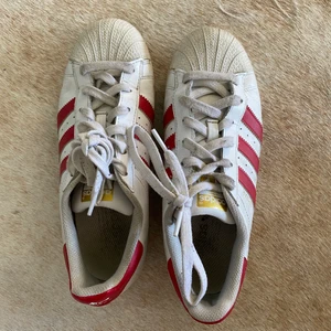 Adidas skod - Adidas klassiska superstar med röda detaljer. Frakten tillkommer! 