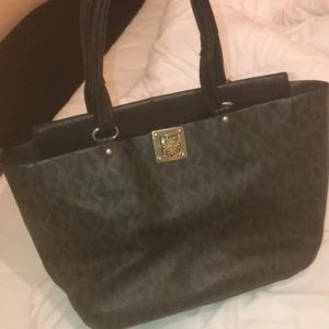 michael kors väska - ej säker om den är äkta kan gå ner på priset för en snabb affär (köparen står för frakt)