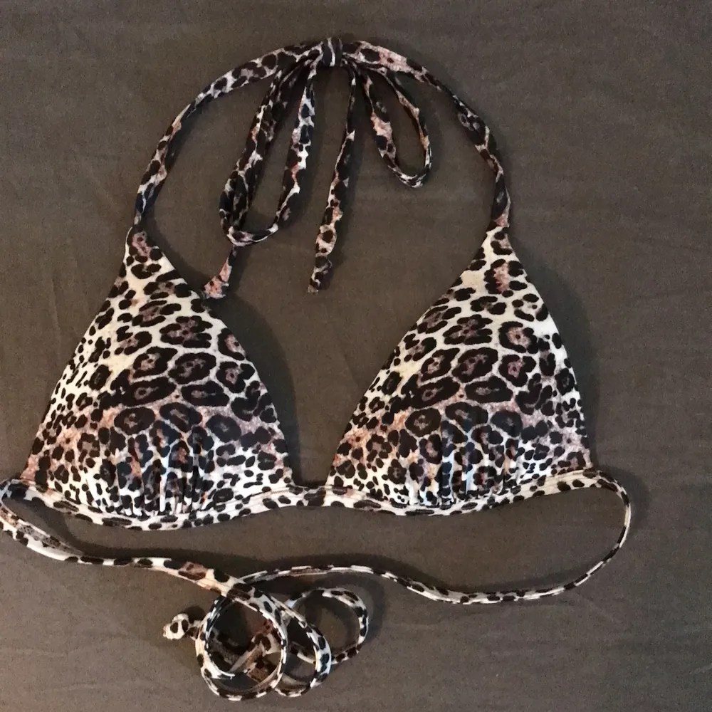 Snygg bikiniöverdel med leopard mönster! . Övrigt.