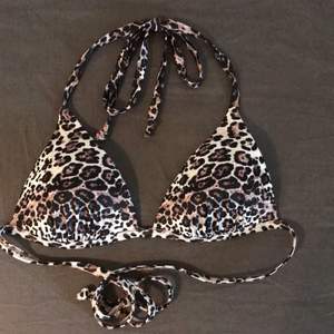 Snygg bikiniöverdel med leopard mönster! 