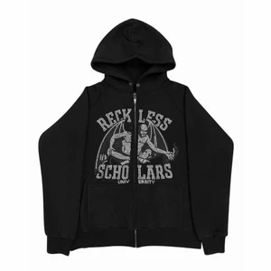 SÅLD! Reckless Scholars Zip Hoodie S - SÅLD. Svart Reckless Scholars hoodie i storlek S. Helt ny. Buda. Intressekoll. 