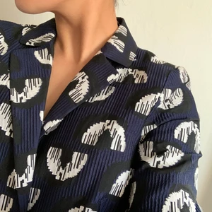 Mönstrad Jack, Baum und Pferdgarten  - En jacka som borde så synas och inte bara hänga i min garderob. Väldigt fint material, och använd en gång.