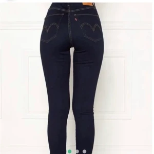 Sjukt snygga Levis jeans  - Sjukt snygga levis jeans, jätte stretchiga och sköna. Sitter som en smäck. Passar för XS/S