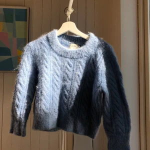 Stickat croppad tröja  - Fin blå stickat topp, kort modell. Från hm x erdem. Hittar ej storlek men skulle säga passar xs. Frakt tillkommer / möts upp i centrala Stockholm. 