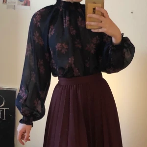 blus - superskön blommig blus i storlek S men passar de flesta beroende på vilken fit du vill ha:)