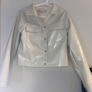 Jacka från Nelly - Jacka från Nelly, endast använd en gång. Storlek 36, nypris 700. Säljer för 250 kr.  Hämtas i Borås eller skickas. Köparen står för frakt! :) 