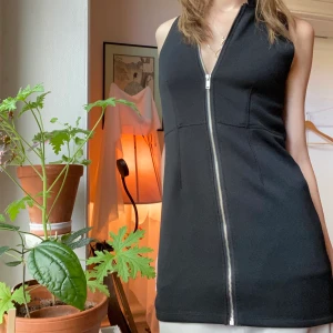 Cheap Monday scubadress med dragkedja - Tight klänning/topp från Cheap Monday. 