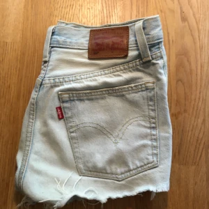 Ljusa shorts  - Ljusa Lévis shorts med vanlig passform 