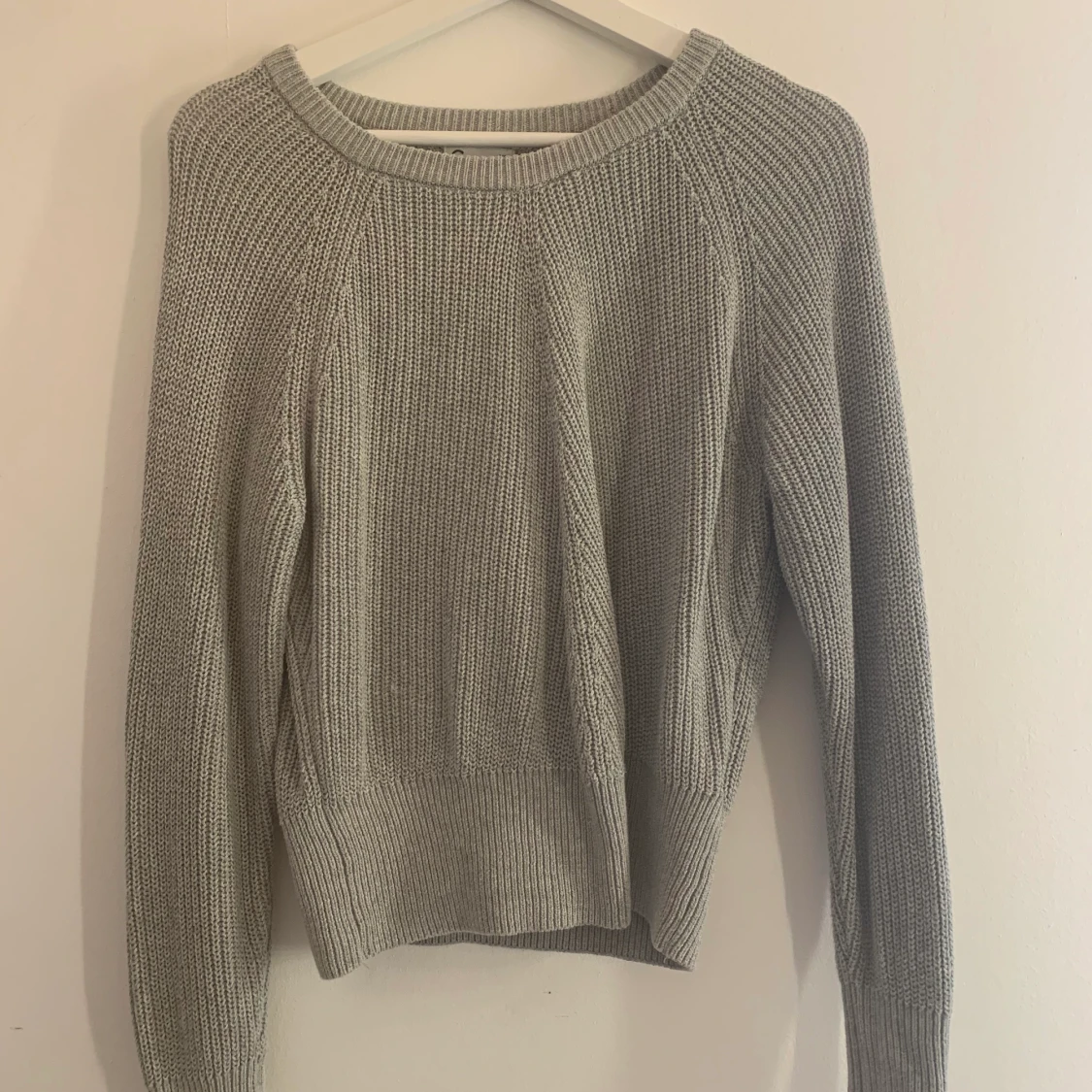 Grå stickad tröja 