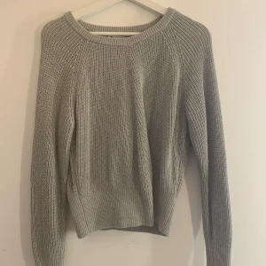 Grå stickad tröja  - Grå stickad tröja från cubus storlek xs