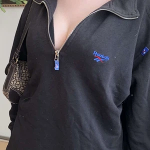 Reebok sweatshirt  - En svin fin vacker Reebok sip up, skicket på tröjan är 6/10 då den har ett hål vid handen, frakten ligger på 63✨💖🦋