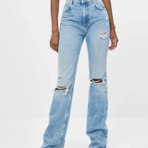 Ljusa jeans - Säljer dessa sjukt snygga slutsålda jeans från Bershka som endast är prövade med prislapp kvar då dom var för små för mig