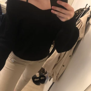 Stickad tröja  - Stickad offshoulder från Ginatricot. Storlek S men passar även M. Fint skick och jättemysig. Exkl. frakt!