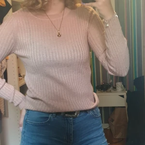 Gammelrosa glittrig tröja - Säljer min gammelrosa tröja från kappahl i storlek XS. Den är lite glittrig vilket man ser lite dåligt på bilden. Nästan aldrig använd 