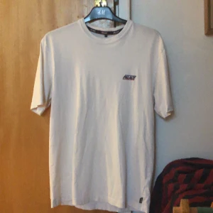 Palace T-shirt storlek S - jettad palace t-shirt som tvärr har blivit för liten Sitter tts och har inga större fel förutom det lilla hålet 