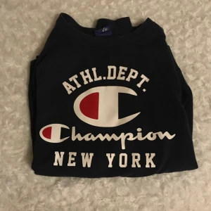 Champion sweatshirt  - Nästan oanvänd champion tröja som jag säljer då jag har två likadana! Frakt: 66kr