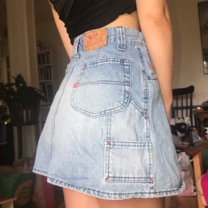 jeanskjol💕 - Unik och väldigt fin jeanskjol köpt på humana. Den är i skate modell och har väldigt snygga detaljer!! Har sytt in framtill så att den passar en XS-S. 100 kronor inkl frakt