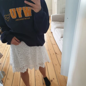 Spets kjol - Vit spetskjol från Cubus! Passar mig som är 173 cm lång och en S