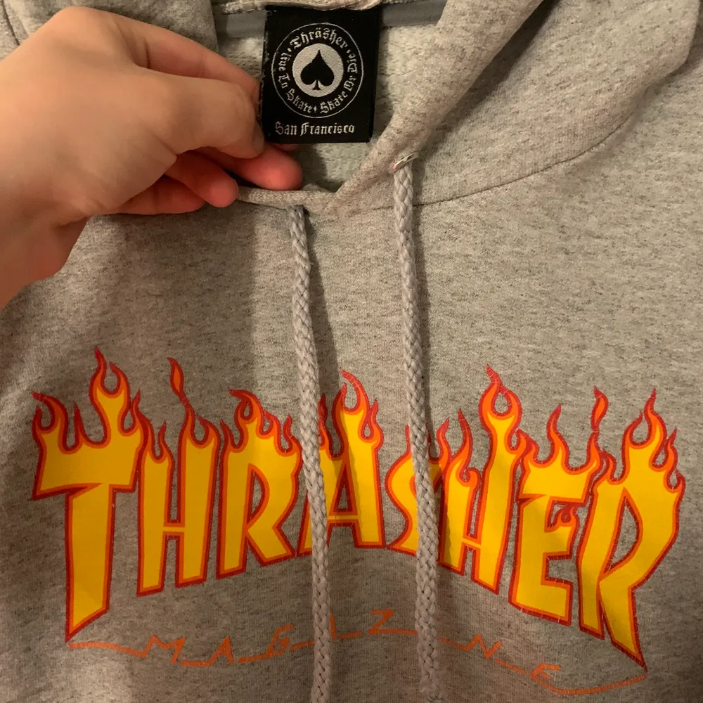 Grå Thrasher hoodie i storlek M, på mig som är M vanligtvis är den oversized. Rätt så använd men ändå bra skick. Hoodies.