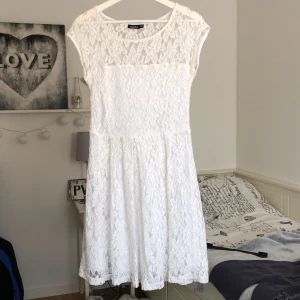 Spets klänning  - En perfect klänning till skolavslutningen som endast är använd två gånger. Däremot köpte jag den secondhand så den är säkert använd fler gånger, men den är fortfarande väldigt fräsch🤩 FÖRST TILL KVARN⚠️ KÖPAREN STÅR FÖR FRAKTEN⚠️