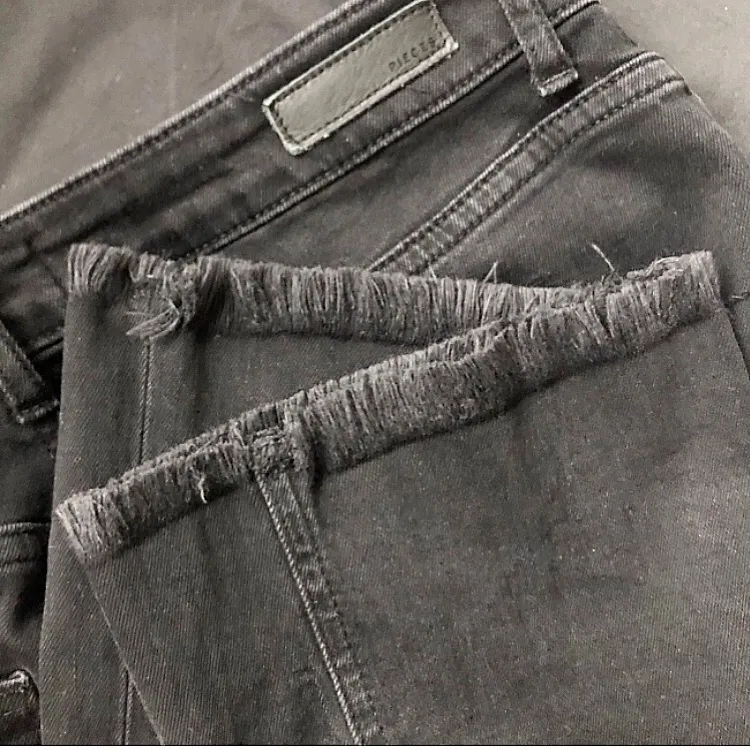 Jag säljer dessa svarta/gråtvättade jeans från PIECES. Storlek L men passar S-M beroende på hur man vill att passformen ska vara. Säljer på grund av att den inte kommer till användning längre🖤🖤priset som står är exklusive frakt!!. Jeans & Byxor.