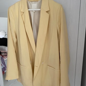 Två kavajer/blazers - En rosa/beige rutig i strl 42, passa mig som normalt är 38/40. Den gula är storlek 40. Båda använda fåtal ggr. 120kr styck. ROSA SÅLD
