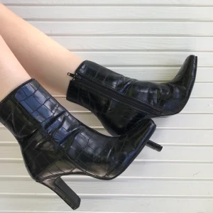 Vintage boots - Vintage snake print boots. Aldrig använd sen jag köpte. Väldigt fin stick. Storlek 37. Köpt för 250 kr. Frakt tillkommer ✨🛍