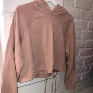  Rosa kroppad hoodie, st S - Rosa hoodie som har ett band runt midjan som man knyter så att hoodien blir mer ”kroppad”. Säljer den eftersom jag inte använder den. De är en bra passform, är i storleken S men passar även som xs. 