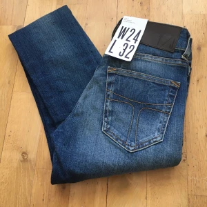Tiger Jeans modell Slight  - Tiger Jeans i modellen Slight, stuprör med mellanhög midja. Sitter magiskt över rumpan! Nypris var 1300, NWT. Plus frakt 🌸