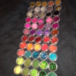 Gelénaglar  - Nagelkit som inte kommer till användning längre. Det som medföljer är glitter, geléfärger, pärlor/stenar, fyra olika nagelmallar, nagel tippar, penslar, verktyg, elfil, UV-lampa, akryl färg, primer.          Man kan även köpa enskilda saker.🎀💅🏼