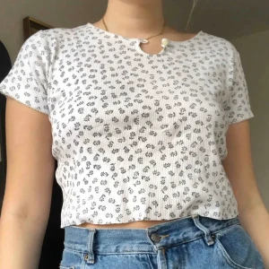 Blommig topp - (Lånad bild) jättesöt blommig topp som är köpt här på plick✨ har tyvärr inte fått någon användning av den så säljer nu vidare den✨