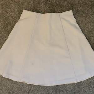 Supergullig vit kjol från Cubus i storlek S. Den har en vit innerkjol och dragkedja på baksidan. Säljs då den blivit för liten för mig. Frakt tillkommer, kan även mötas upp i Umeå 💕🦋