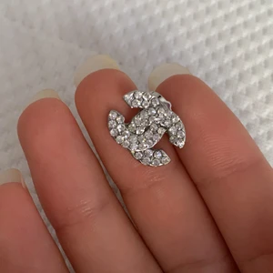 Chanel örhängen - Säljer nu mina super fina chanel örhängen. Säljer dem pga jag inte får någon användning av dem. Jag har aldrig använt dem, så de är helt nya. Vet inte om det är äkta chanel, men tror faktiskt de är i äkta silver. Pm för mer! :). Om många intresserade-bud!