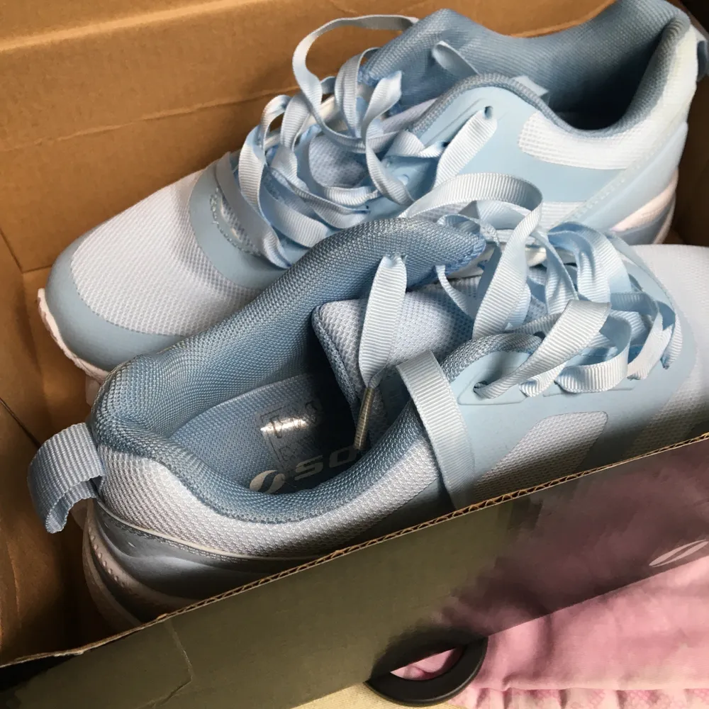 Detta är helt nya blåa skor har bara provat om det har passat vilket inte gjort. Köpt för 399 säljer för 199. Skor.