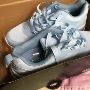 Detta är helt nya blåa skor har bara provat om det har passat vilket inte gjort. Köpt för 399 säljer för 199