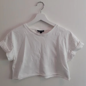 Croppad t-shirt  - En vit croppad t-shirt från Topshop som sitter lite större under brösten. Frakt ingår i priset💋
