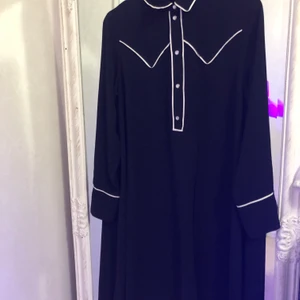 Cowboy klänning - Klänning från monki i cowboy-stil. Oversize fit. Oanvänd.