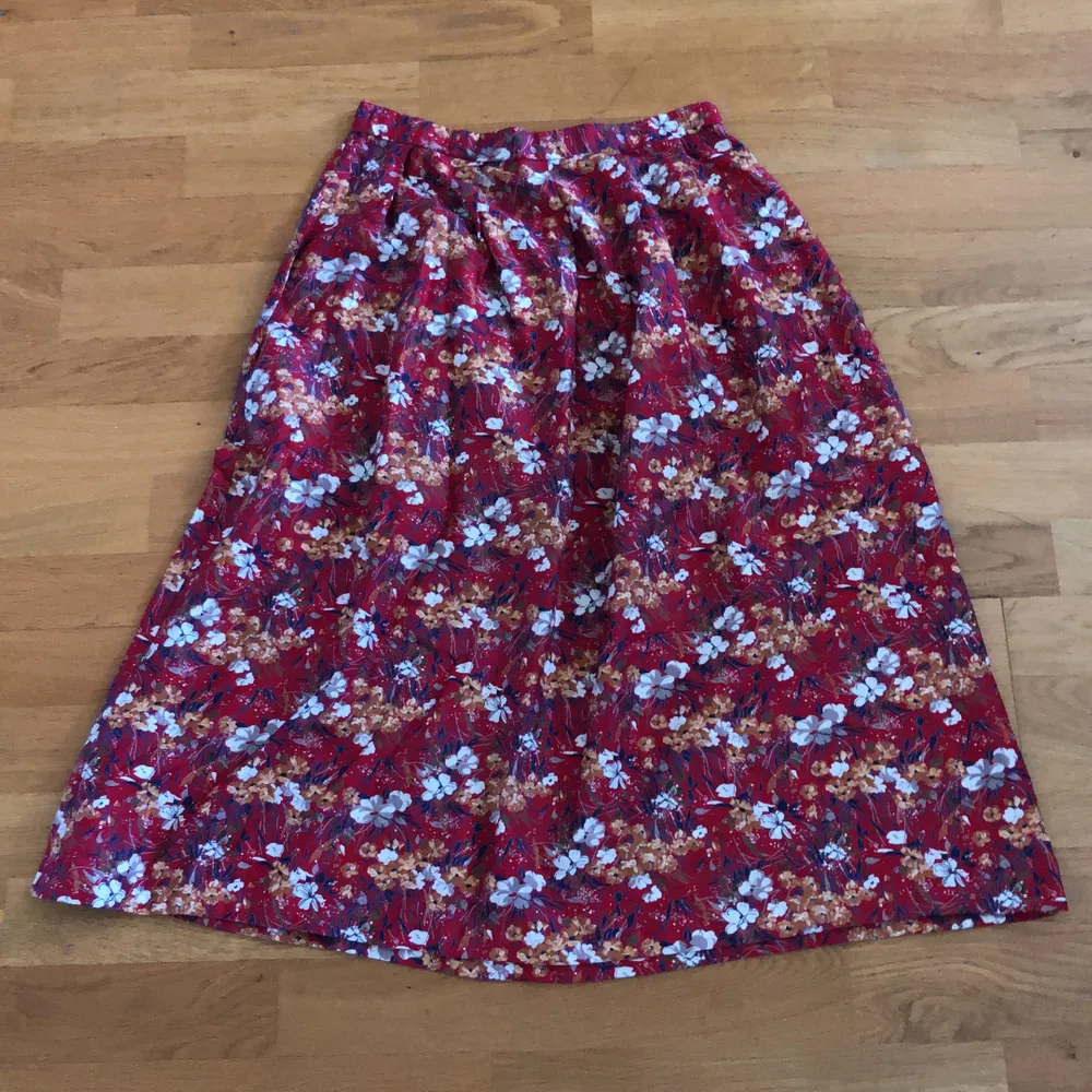 Vintage skirt, floral, in very good condition!. Kjolar.