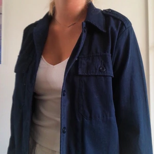 Blå tygjacka - Marinblå tygjacka/överskjorta. Den är cropped i storlek M men kommer vara lite oversized i storlek XS/S