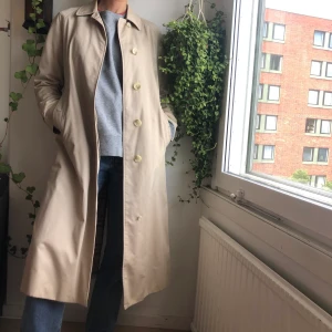 Burberry-kappa - Vintage burberry-kappa. Passar mig som är 168cm och strl 36-38. Någorlunda använt skick. Pris kan diskuteras vid smidig affär💕💕💕💕