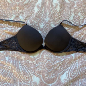  Push up bh - Två likadana push up bh i olika färger, båda är i stl 70A ,säljer på grund av att dom är för små för mig, bra skick o har bara brövat dom, man får båda för priset.( frakten ingår i priset)