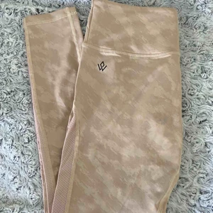  - Beiga träningstajts, använda 1gg. Köpt på Fitnessfestivalen i Älvsjö 2019 💗