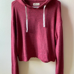 Röd hoodie - Röd Hoodie från Hollister. Tunnare material. Strl S men relativt liten i modellen så känns mer som XS. Säljs för 50kr + frakt💖