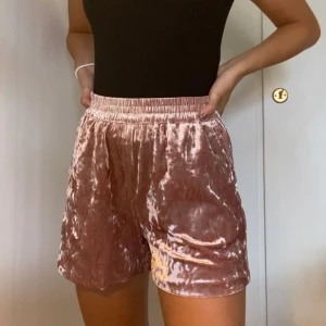 Rosa sammets shorts - Rosa sammets shorts från Cubus. Storlek XS men passar mig som är S. Pris: 50kr + 44 frakt