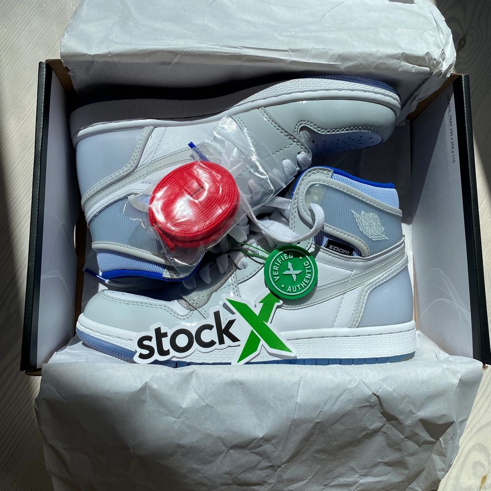 KONTAKTA INNAN KÖP! Intresse check på dessa jättefina AJ 1 Zoom köpta på StockX för 5500kr! Använda flertal gånger! Några defekter på sulorna pga mycket användning. Skriv för detaljer! Storlek 38, men är små, så passar 37-37.5 bäst! Skick: 8/10! <3. Skor.